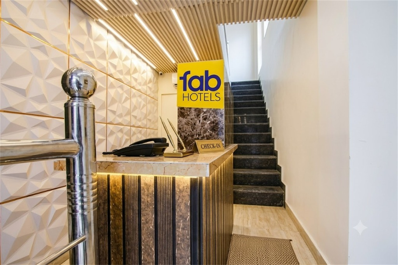 24/7 Hotel Reception & Check-In Desk